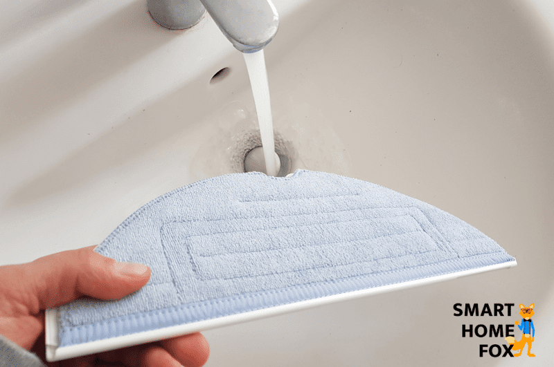 салфетка Roborock S7 увлажняется под краном, прежде чем начинается очистка.